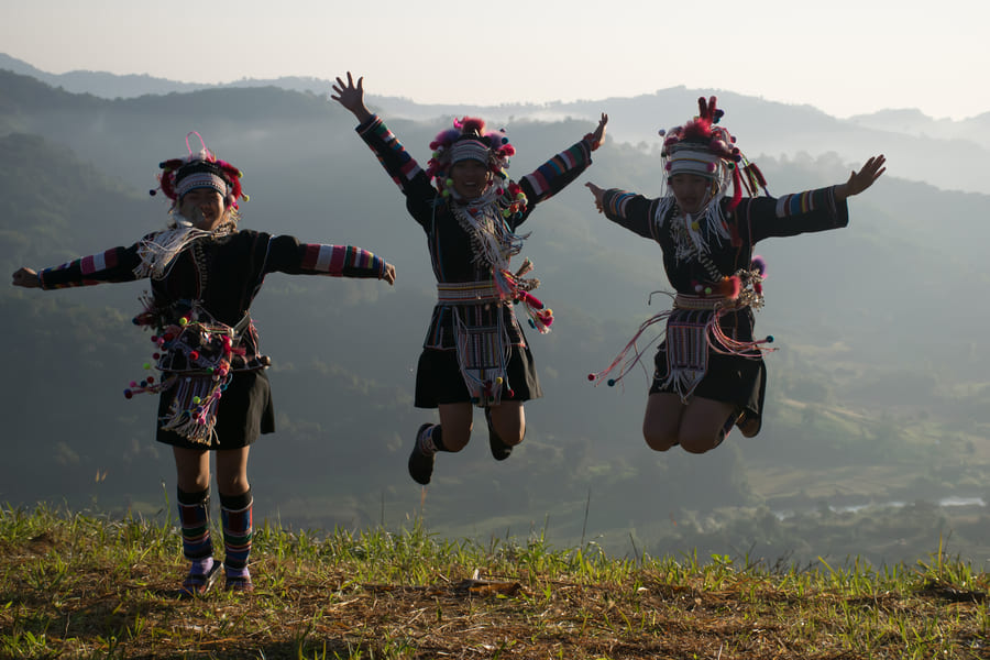Personas con trajes tradicionales chinos saltando